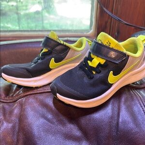 Nike Black and Yellow Sneakers Athletic Design